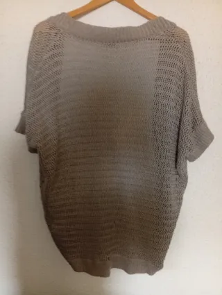 Camisa de punto beige y camiseta blanca