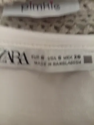 Camisa de punto beige y camiseta blanca