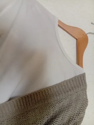 Camisa de punto beige y camiseta blanca