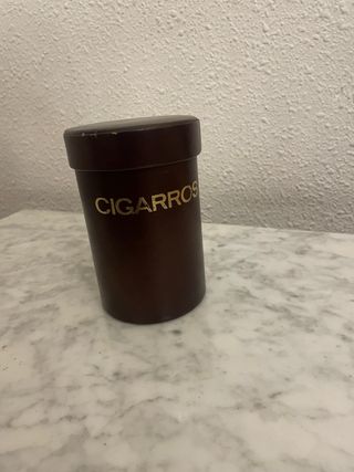 Bote de cigarros marrón