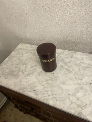 Bote de cigarros marrón