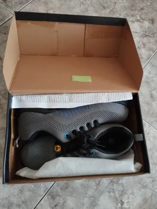 Zapatos de seguridad grises y azules