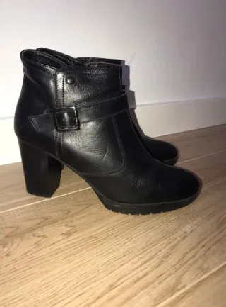Botines de piel negros con hebilla