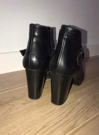 Botines de piel negros con hebilla