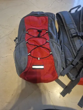 Confezione di 2 zaini da trekking grigio e rosso