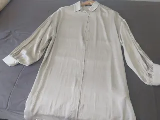 Blusa de Parfois elegante color dorado sutil