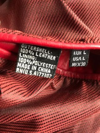 Chaquetón de cuero rojo