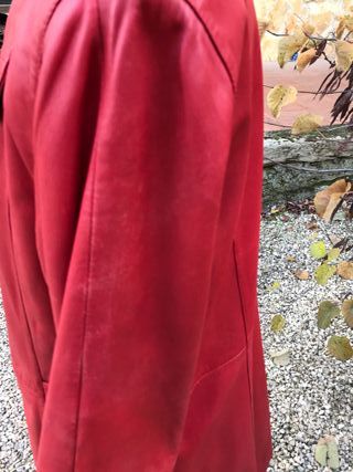 Chaquetón de cuero rojo