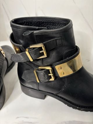 Stivaletti neri con dettaglio oro