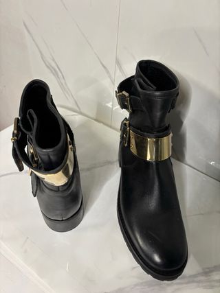 Stivaletti neri con dettaglio oro