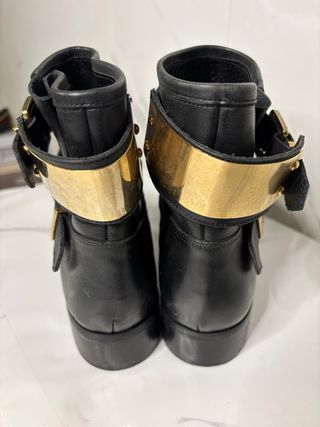 Stivaletti neri con dettaglio oro