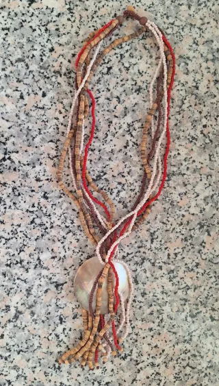 Collana pendente multicolor con conchiglia