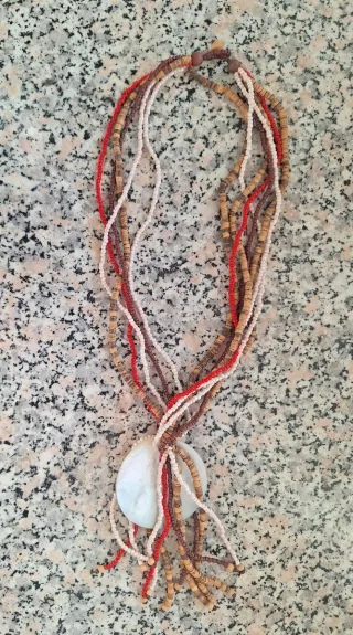 Collana pendente multicolor con conchiglia