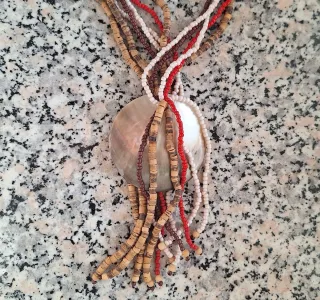 Collana pendente multicolor con conchiglia