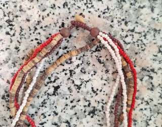 Collana pendente multicolor con conchiglia