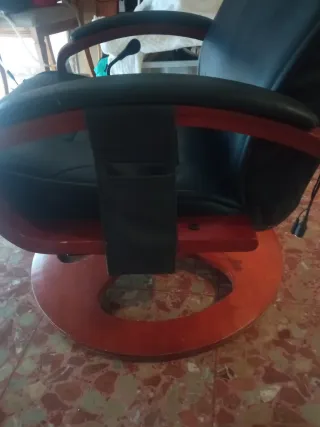 Sillón de piel negro y madera