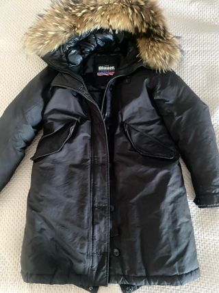 Abrigo Blauer Negro con Capucha de Pelo.