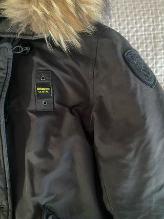 Abrigo Blauer Negro con Capucha de Pelo.