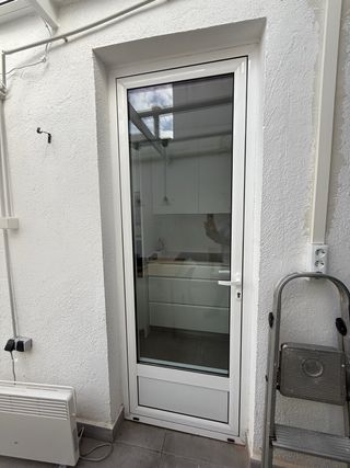 Puerta aluminio blanca