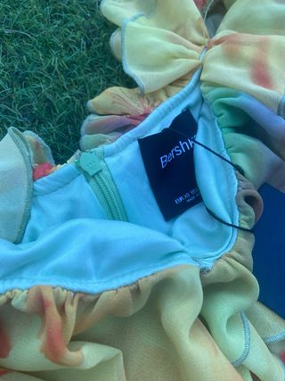 Vestido Bershka floral volantes talla XS