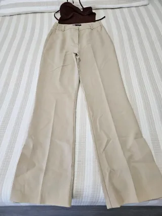 Conjunto Top Stradivarius y Pantalón Beige Zara