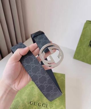 Cintura Gucci con fibbia argentata GG