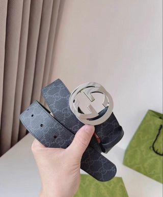 Cintura Gucci con fibbia argentata GG