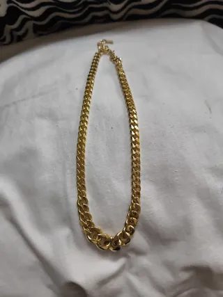 Collar dorado estilo cubano