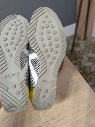 Zapatillas Munich Icónicas Plata y Amarillo