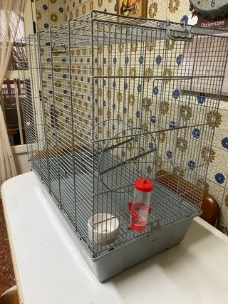 Jaula para mascotas gris y roja
