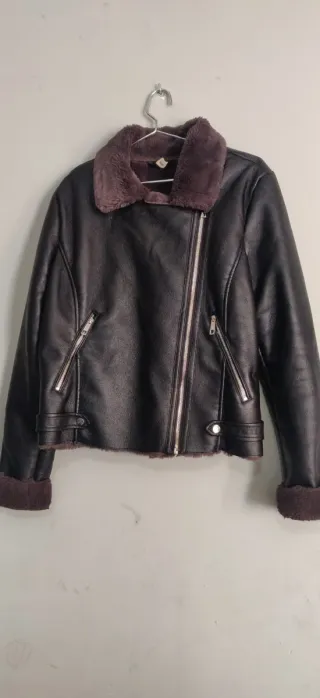 Chaqueta Cuero Sintético Negra con Borrego