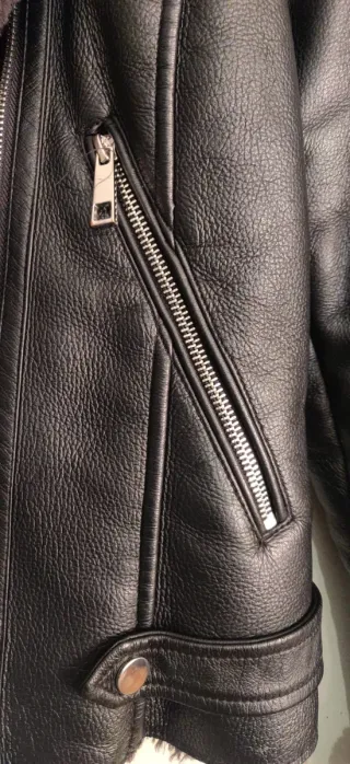 Chaqueta Cuero Sintético Negra con Borrego