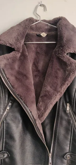 Chaqueta Cuero Sintético Negra con Borrego