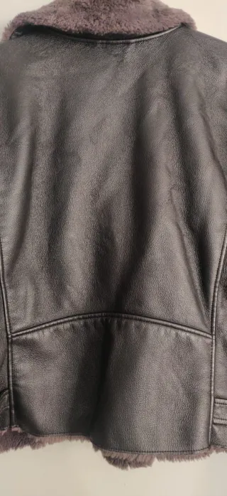 Chaqueta Cuero Sintético Negra con Borrego