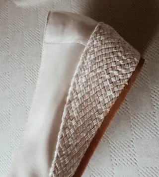 Zapatos mujer color crema con flores bordadas