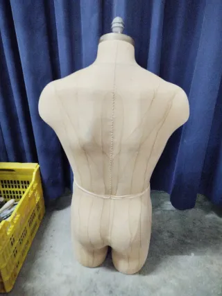 Manichino da uomo beige