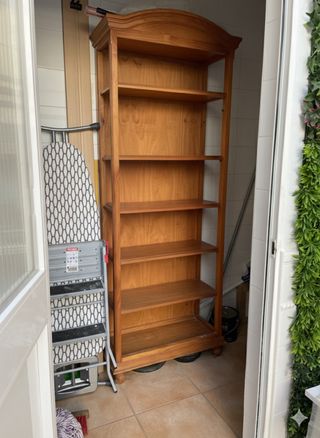 Armadio in pino con ripiani