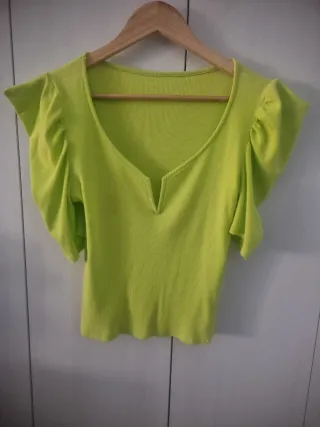 Camiseta verde manga corta con escote