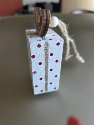 5 decorazioni in legno+ 3 in legno bianco