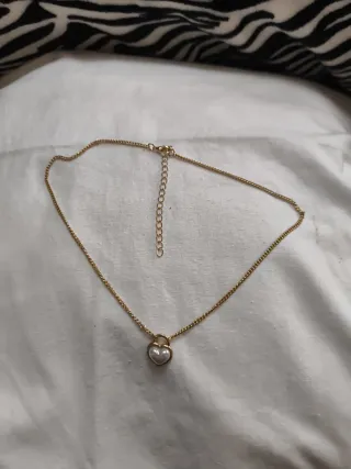 Collar dorado con colgante de perla