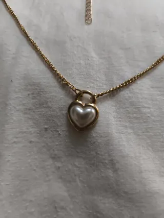 Collar dorado con colgante de perla
