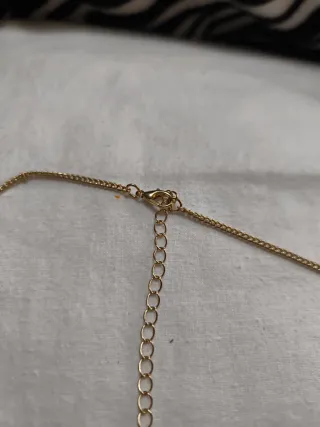 Collar dorado con colgante de perla