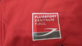 Chaqueta deportiva roja y negra Talla XL