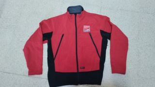 Chaqueta deportiva roja y negra Talla XL