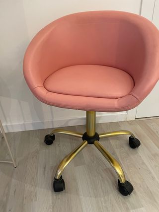 Silla de polipiel rosa con ruedas