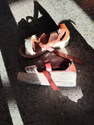 Sandalias planas beige y naranja