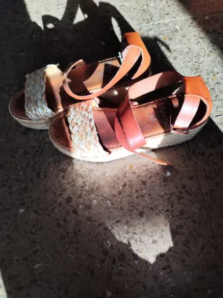 Sandalias planas beige y naranja
