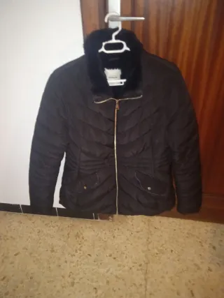 Abrigo negro con cuello de pelo