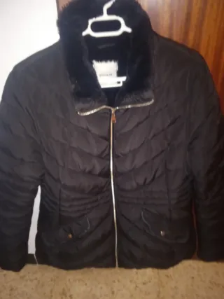 Abrigo negro con cuello de pelo