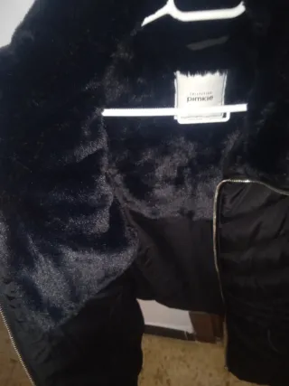 Abrigo negro con cuello de pelo